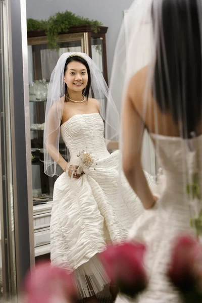 Bruden du beundrar klänning. Royaltyfria Stockfoton