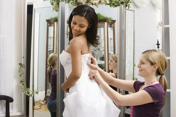 Seamstress ajudando noiva . Fotografia De Stock