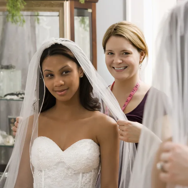 女性の裁縫師を助ける花嫁. ロイヤリティフリーのストック画像