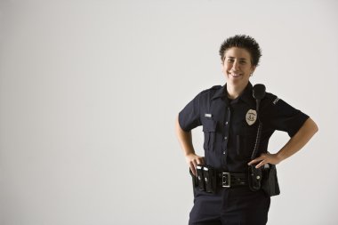 gülümseyen kadın polis.
