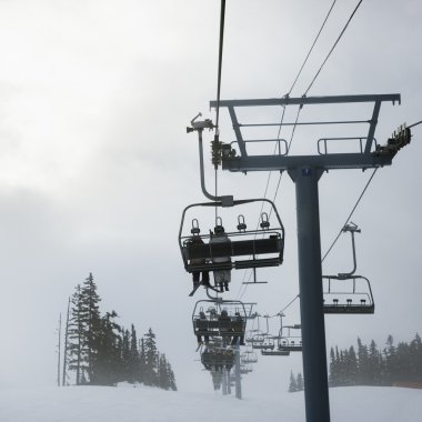 kayakçı chairlift üzerine.