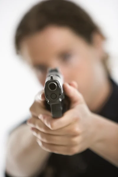 Mujer policía apuntando arma. . —  Fotos de Stock