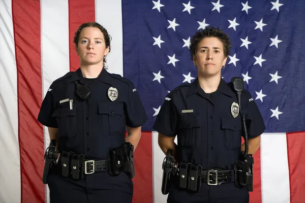 Policewomen ve bayrak. — Stok fotoğraf