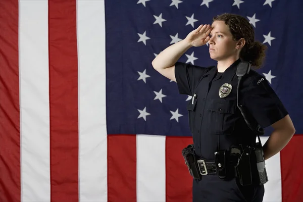 Polizistin salutiert. — Stockfoto