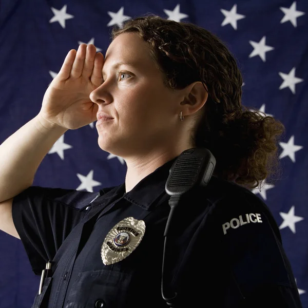 Kadın polis selamlayan. — Stok fotoğraf