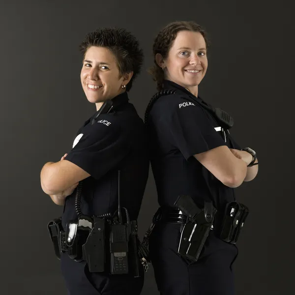 Mujeres policías espalda con espalda . —  Fotos de Stock