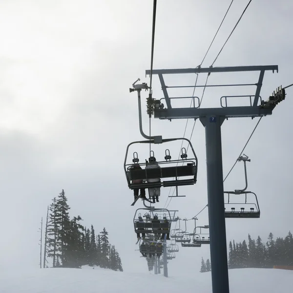 Skiërs op stoeltjeslift. — Stockfoto