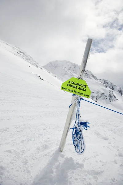 Panneau d'avertissement d'avalanche . — Photo
