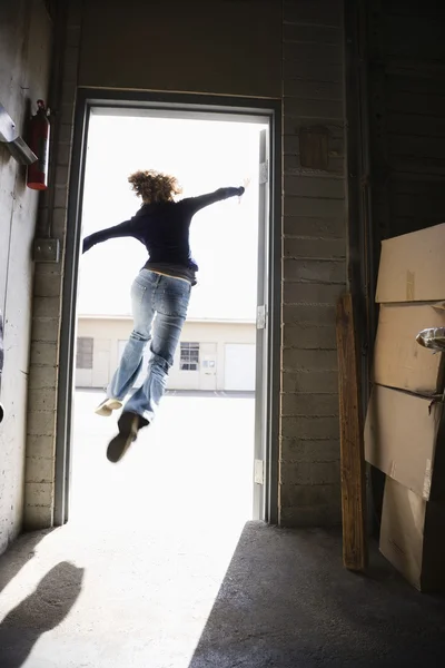 跳躍の女性. — ストック写真