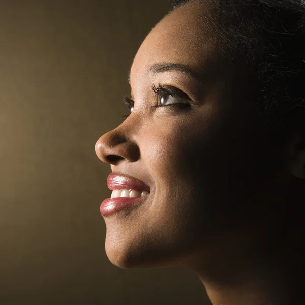 Perfil de joven sonriente . — Foto de Stock