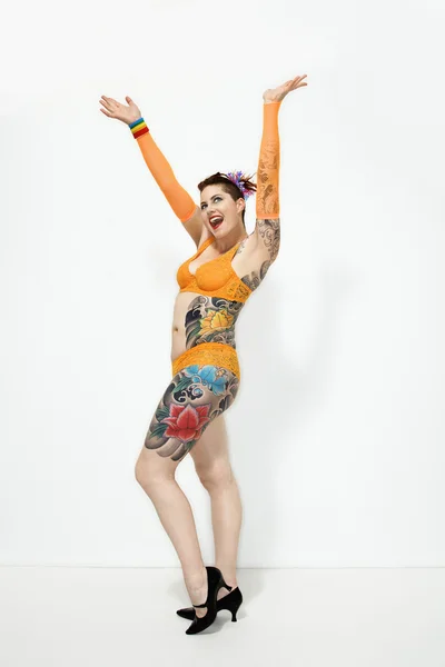 Счастливая татуированная женщина . — стоковое фото