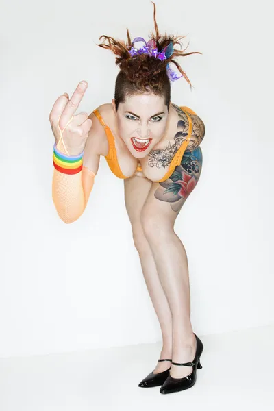 Irritada mulher tatuada — Fotografia de Stock