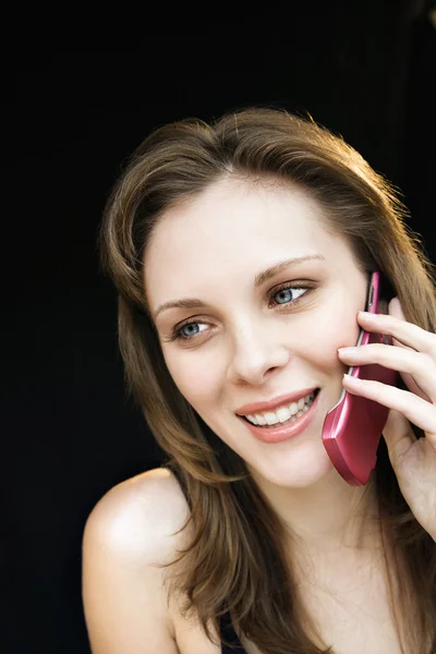 Kvinna pratar på mobiltelefon. — Stockfoto