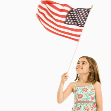 Kız holding Amerikan bayrağı.