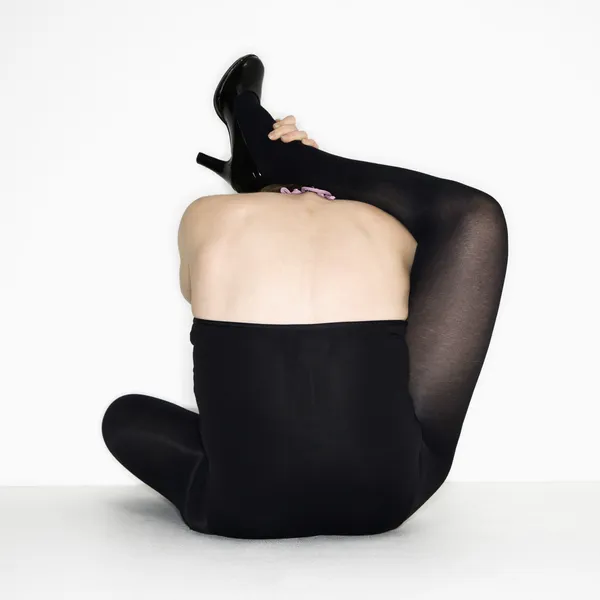 Vrouw probeert stretch, — Stockfoto