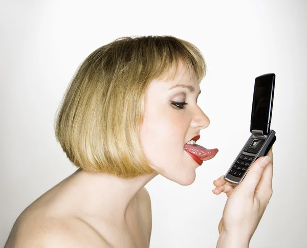 女性舐めている電話. — ストック写真
