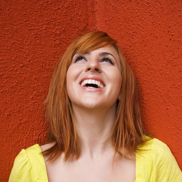 Mujer sonriente mirando hacia arriba —  Fotos de Stock