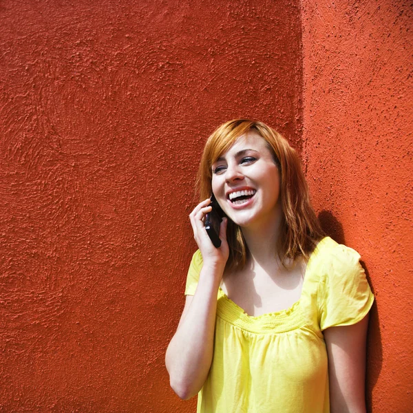 Woman on cellphone — Stock Photo, Image