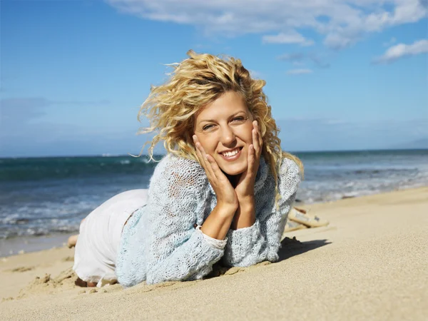 Vrouw liggend op strand — Stockfoto