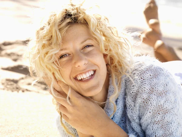 Leende kvinna på strand — Stockfoto