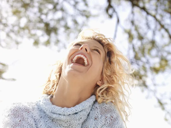 Feliz mulher rindo — Fotografia de Stock