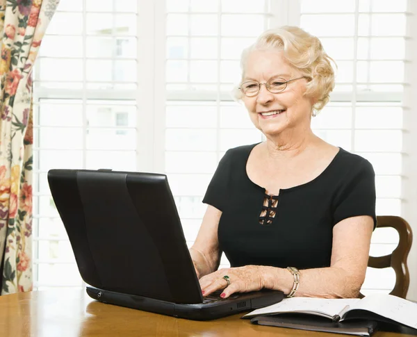 Mature woman with laptop. — Stock Photo, Image