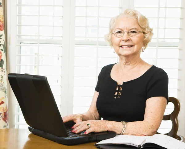 Ώριμη γυναίκα με φορητό υπολογιστή. — Φωτογραφία Αρχείου