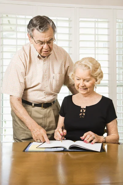 Ouder paar met kalender. — Stockfoto