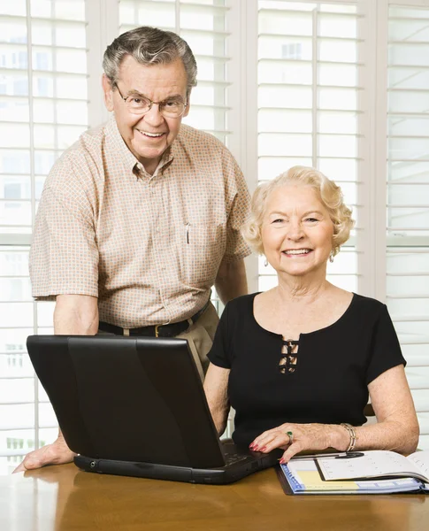 Volwassen vrouw met laptop. — Stockfoto