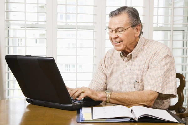 Homem maduro com laptop . — Fotografia de Stock