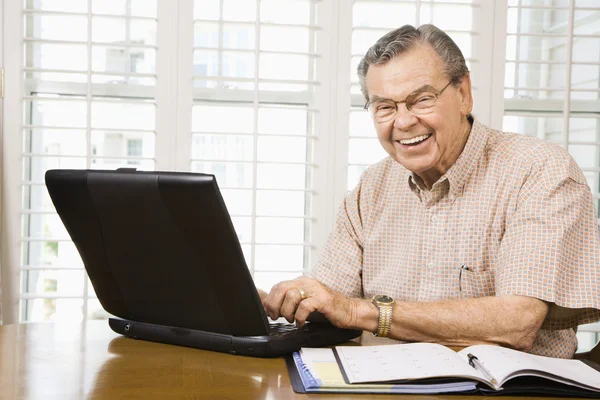 Älterer Mann mit Laptop. — Stockfoto