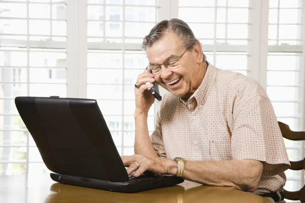Volwassen man met laptop. — Stockfoto