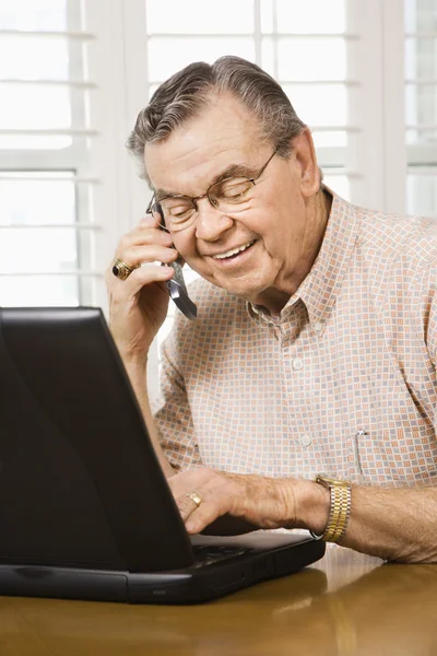 Mature man with laptop. — Stock Photo, Image