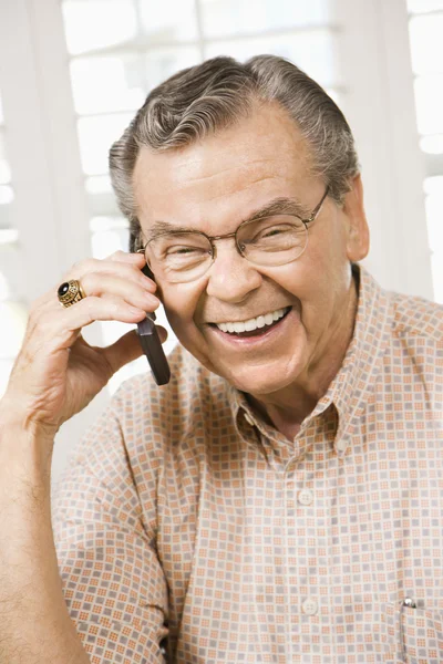 Зрелый мужчина по мобильному телефону. — стоковое фото