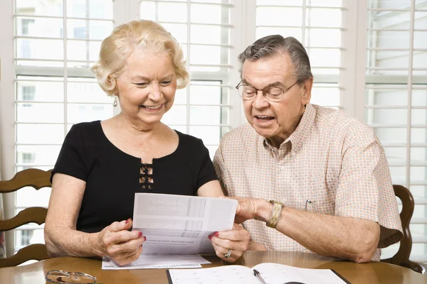 Älteres Ehepaar mit Rechnungen. — Stockfoto