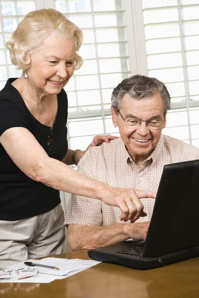 Volwassen paar met laptop. — Stockfoto