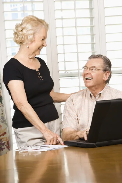 Volwassen paar met laptop. — Stockfoto
