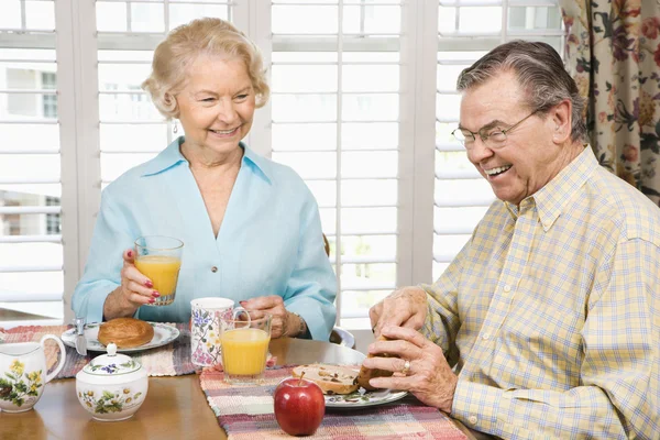 Volwassen echtpaar ontbijten. — Stockfoto