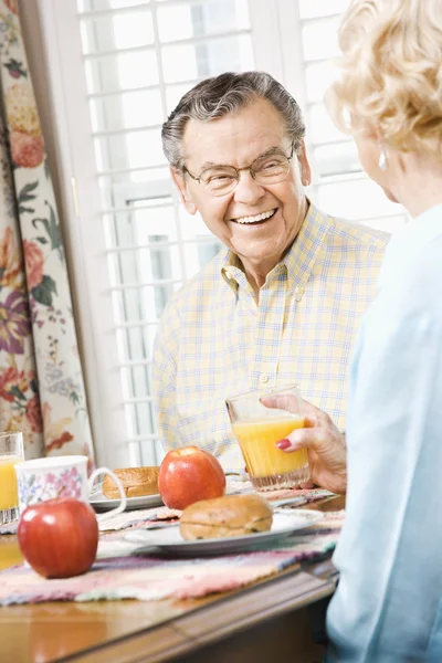 Ältere Paare frühstücken. — Stockfoto