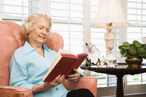 Зрелая женщина читает . — стоковое фото