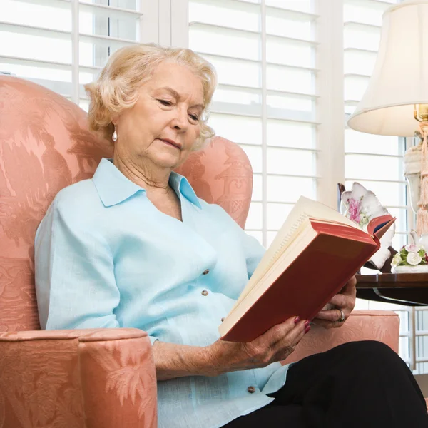 Volwassen vrouw, lezen. — Stockfoto