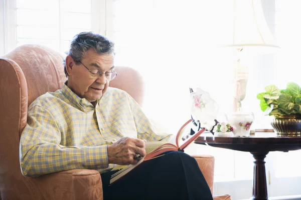 Зрелый человек читает . — стоковое фото