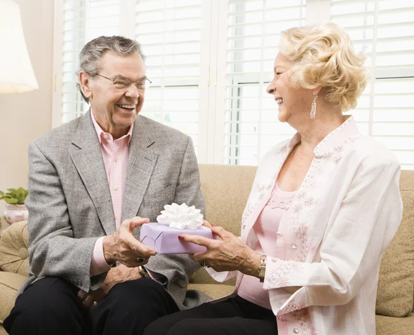 Mature couple with present. — Stock Photo, Image