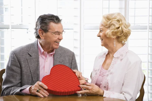Ouder paar met valentine. — Stockfoto