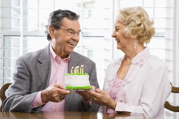 Ouder paar met cake. — Stockfoto