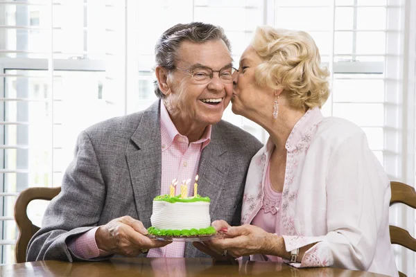 Äldre par med tårta. — Stockfoto