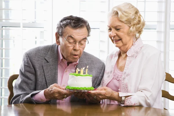 Äldre par med tårta. — Stockfoto