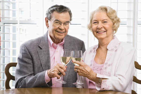 Ouder paar met wijn. — Stockfoto