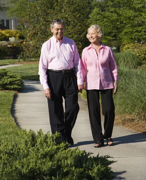 Ouder paar wandelen. — Stockfoto