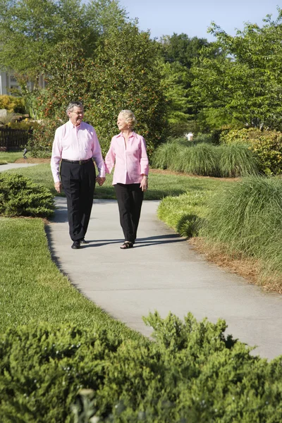 Ouder paar wandelen. — Stockfoto